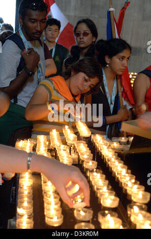 (dpa) - The picture shows World Youth Day pilgrims lighting candles inside of Cologne Cathedral, Germany, Wednesday 17 August 2005. Organised by the Catholic Church the 20th World Youth Day festival runs in Cologne from 15 to 21 August 2005. Organisers expect more than a million pilgrims from all over the world to join the festival. Pope Benedict XVI. visits the meeting from 18 to  Stock Photo