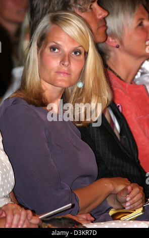 (dpa) - Norwegian Crown Princess Metter-Marit visits a fashion show during the Norwegian fashion week in Oslo, Norway, 17 August 2005. Photo: Albert Nieboer (NETHERLANDS OUT) Stock Photo