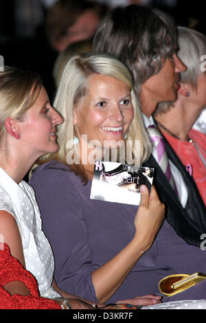 (dpa) - Norwegian Crown Princess Metter-Marit (C) visits a fashion show during the Norwegian fashion week in Oslo, Norway, 17 August 2005. Photo: Albert Nieboer (NETHERLANDS OUT) Stock Photo