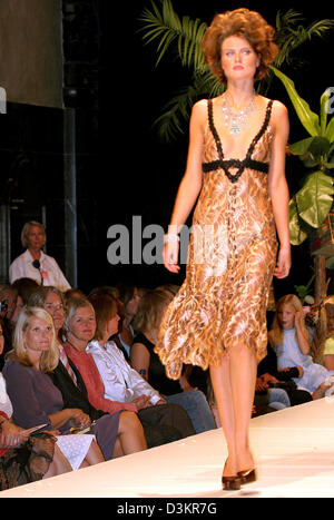 (dpa) - Norwegian Crown Princess Metter-Marit (front row, Left), wears a violet dress as she visits a fashion show during the Norwegian fashion week in Oslo, Norway, 17 August 2005. Photo: Albert Nieboer (NETHERLANDS OUT) Stock Photo