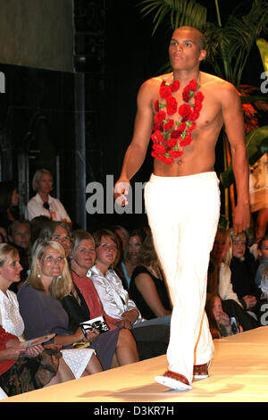 (dpa) - Norwegian Crown Princess Metter-Marit (front row, 2nd from Left), wears a violet dress as she visits a fashion show during the Norwegian fashion week in Oslo, Norway, 17 August 2005. Photo: Albert Nieboer (NETHERLANDS OUT) Stock Photo