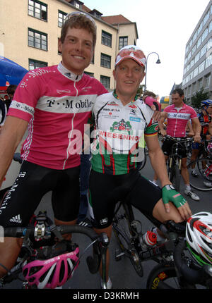 (dpa) - The picture shows German cycling pros Jens Heppner (R) of team Wiesenhof and Jan Ullrich of team T-Mobile at Heppner's farewell race in Jena, Germany, 24 August 2005. Heppner resigned on Wednesday from his active career starting in 1982 after winning the junior team world championships. Heppner, who is originally from Gera, lives in Kelmis, Belgium. He suceeded ten times du Stock Photo