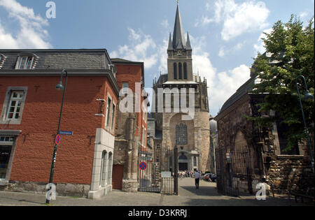 (dpa file) - The picture shows an alley leading toward the main entrance of the medieval cathedral in the historic centre of Aachen, Germany, 08 July 2005. Photo: Horst Ossinger Stock Photo