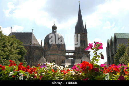 (dpa file) - The picture shows the vista from the back side of the guildhall onto the medieval cathedral in the historic centre of Aachen, Germany, 08 July 2005. Photo: Horst Ossinger Stock Photo