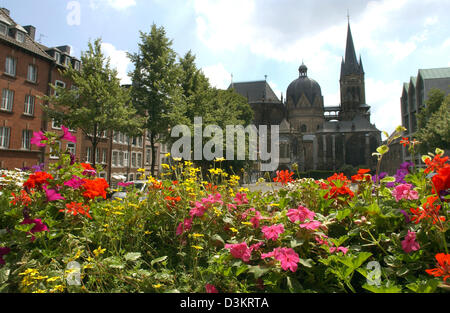 (dpa file) - Framed by summer flowers the picture shows the view from the back side of the guildhall onto the medieval cathedral with flowers in Aachen, Germany, 08 July 2005. Photo: Horst Ossinger Stock Photo