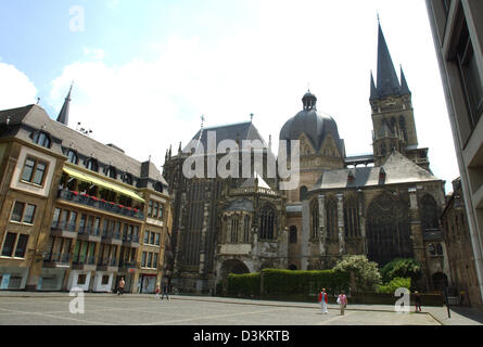 (dpa file) - The picture shows the view from the back side of the guildhall onto the medieval cathedral in the historic city centre in Aachen, Germany, 08 July 2005. Photo: Horst Ossinger Stock Photo