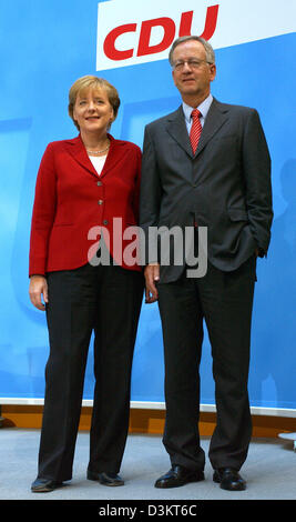 (dpa) - CDU chairwoman and chancellor contestant Angela Merkel introduces her new economic adviser Heinrich von Pierer in Berlin, Germany, Tuesday 30 August 2005. In case of a CDU election victory, the former CEO and current chairman of Supervisory Board of electrical engineering manufacturer Siemens is to lead a 'Council for innovation and growth' consisting of ten members. Photo: Stock Photo