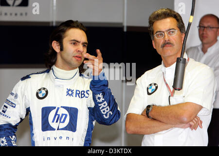 (dpa) - Brazilian Formula One test driver Antonio Pizzonia (L) and BMW-Williams sports director German Mario Theissen talk to each other during the qualifiying session at the Formula One circuit in Monza, Italy, Saturday 03 September 2005. Pizzonia is going to replace  theGerman Nick Heidfeld who suffered from a rash during testing one week ago. The Grand Prix of Italy will take pl Stock Photo