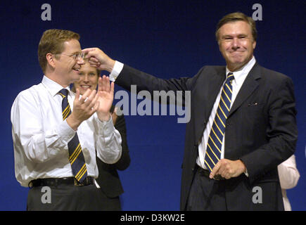 (dpa)  - Beside an applauding FDP chairman Guido Westerwelle, the chairman of the Liberal parliamentary fraction Wolfgang Gerhard (R) gesticulating thanks the delegates after his speech at the extraordinary party convention in Berlin, Sunday, 11 September 2005. A week before the Bundestag election the FDP Chairman Westerwelle presented a so called 'competence team' to the delegates
