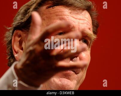 (dpa) - German Chancellor Gerhard Schroeder (SPD) holds a speech with the motto 'Vertrauen in Deutschland' (Trust in Germany) during an election campaign rally in Hamburg, Germany, 14 September 2005. Germany's general elections will be held on Sunday 18 September 2005. Photo: Kay Nietfeld Stock Photo