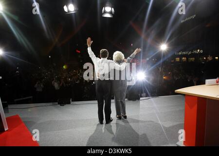 (dpa) - German Chancellor Gerhard Schroeder and Family Minister Renate Schmidt wave arm in arm at supporters at an election campaign rally in Nuremberg, Germany, 15 September 2005. The Bavarian Socialdemocratic Party (SPD) officially concluded their election campaign on Thursday 15 September 2005. Elections for the German Bundestag will be held on 18 September 2005, one year ahead  Stock Photo