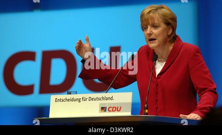 (dpa) - Angela Merkel, top candidate for the German chancellorship of the Christian Democratic Union (CDU), speaks to her supporters during a campaign rally of the CDU in Berlin, Friday, 16 September 2005. The CDU is entering the final stage of the election campaign for the general election of the German Bundestag parliament on Sunday, 18 September 2005. Photo: Tim Brakemeier Stock Photo