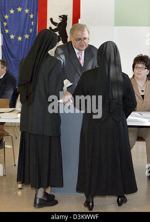 (dpa) - Nuns cast their vote for the Bundestag in a polling station in Berlin, Sunday, 18 September 2005. Around 62 million eligible voters will decide on a new Bundestag in Germany. Photo: Oliver Weiken Stock Photo