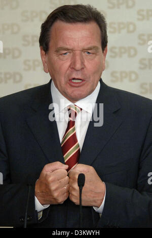 (dpa) - German Chancellor Gerhard Schroeder comments on the election results during the election party at the SPD  headquarter in Berlin, Sunday, 18 September 2005. The conservative Union of CDU and CSU has only marginaly won the 2005 Bundestag election, according to the latest tv exit polls. There is no majority for a coalition between CDU/CSU and FDP opening the door to a possibl Stock Photo