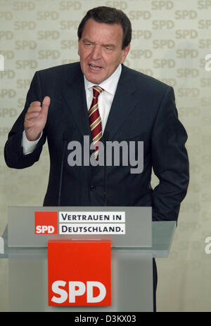(dpa) - German Chancellor Gerhard Schroeder comments on the election results during the election party at the SPD  headquarter in Berlin, Sunday, 18 September 2005. The conservative Union of CDU and CSU has only marginaly won the 2005 Bundestag election, according to the latest tv exit polls. There is no majority for a coalition between CDU/CSU and FDP opening the door to a possibl Stock Photo
