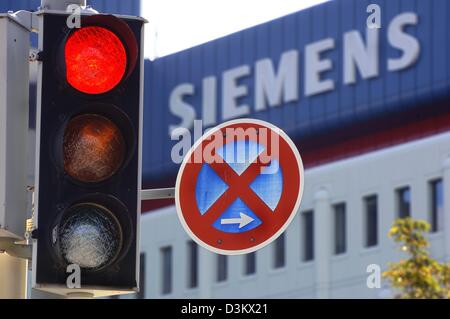 (dpa) - The picture shows a red traffic light in front of Siemens Business Service (SBS) headquarters in Munich-Neuperlach, Germany, Monday 19 September 2005. Siemens plans to cut thousand of jobs in order to compensate for its netticable branches. IT-service provider SBS alone has to cut 2.400 jobs in the coming two years. Siemens tries to reduce its costs by 1,5 billion euros unt Stock Photo