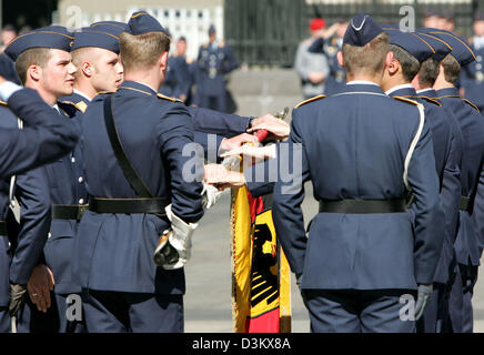 (dpa) - A group of recruits of the German Bundeswehr (army) carry type ...