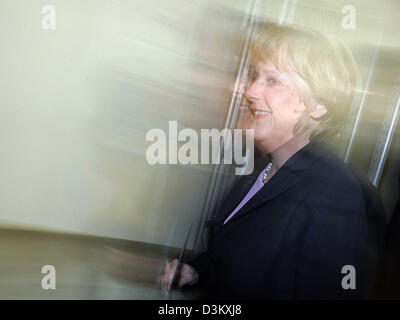 (dpa) - CDU chairwoman Angela Merkel arrives for a press conference after the party's management board meeting in Berlin, Germany, Monday 26 September 2005. Leading CDU politicians met at the party's headquarter Konrad-Adenauer-Haus to discuss the strategy for the ongoing exploratory talks with the Socialdemocratic party SPD. Photo: Peer Grimm