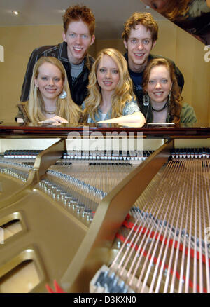 (dpa) - The picture shows the siblings (from L) Deondra (24), Ryan (19), Desirae (25), Gregory (22) and Melody Brown (20) at a grand piano in Hamburg, Germany, 26 September 2005. The five virtuosic concert pianists from New York, USA, released their first CD recently. Their German concert debut will take place in Hamburg, 27 September 2005. Photo: Maurizio Gambarini Stock Photo