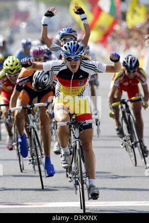 Germany's cycling pro Regina Schleicher (C) out-sprints Britain's Nicole Cooke (L) to win the women's world road race title  by half a bike length in Madrid, Spain, 24 September 2005. As predicted the city centre course produced a cagey race with a bunch sprint over the final few metres of the 126 kilometres course. Photo: Bernd Thissen Stock Photo