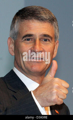 (dpa file) - BASF chairman Juergen Hambrecht signals thumbs up at the company's general meeting in Mannheim, Germany, 28 April 2005. Hambrecht is appointed to host the official opening ceremony of BASF's new plant in Chinese Nanjing, Tuesday 27 September 2005. Photo: Uli Deck Stock Photo