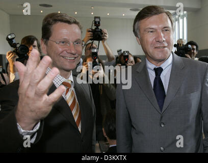 (dpa) - Guido Westerwelle (L), chairman of the FDP and the FDP's faction leader Wolfgang Gerhardt arrive for a meeting of the FDP parliamentary faction in Berlin, Tuesday, 27 September 2005. The new faction had come together to elect the faction leader of the FDP to head the party at the German Bundestag. Current faction leader Gerhardt is expected to stay in office until May 2006 