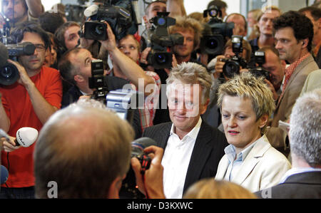 (dpa) - Renate Kuenast (R) and Fritz Kuhn (2nd from R), the newly elected parliamentary faction leaders of the Green Party, arrive for a press statement in Berlin, Tuesday, 27 September 2005. Kuenast and Kuhn won their vote against German environment Minister Juergen Trittin and former Green Party faction leader Katrin Goering-Eckhard. Green Party members of the Bundestag occupy on Stock Photo