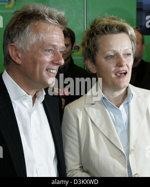 (dpa) - Renate Kuenast (R) and Fritz Kuhn, the newly elected parliamentary faction leaders of the Green Party, speak during a press conference in Berlin, Tuesday, 27 September 2005. Kuenast and Kuhn won their vote against German environment Minister Juergen Trittin and former Green Party faction leader Katrin Goering-Eckhard. Green Party members of the Bundestag occupy only 51 of f Stock Photo