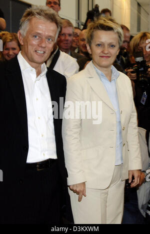 (dpa) - Renate Kuenast (R) and Fritz Kuhn (L), the newly elected parliamentary faction leaders of the Green Party, arrive for a press conference in Berlin, Tuesday, 27 September 2005. Kuenast, a 49-year old lawyer won in the second ballot 33 of 51 votes and 50-year old Kuhn won 37 of 51 votes. Former Green Party faction leader Katrin Goering-Eckhard won just 10 votes. Faction leade Stock Photo