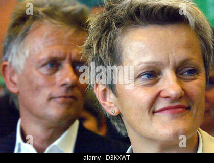 (dpa) - Renate Kuenast (R) and Fritz Kuhn, the newly elected parliamentary faction leaders of the Green Party, smile as they attends a press conference in Berlin, Tuesday, 27 September 2005. Kuenast, a 49-year old lawyer won in the second ballot 33 of 51 votes and 50-year old Kuhn won 37 of 51 votes. Former Green Party faction leader Katrin Goering-Eckhard won just 10 votes. Factio Stock Photo