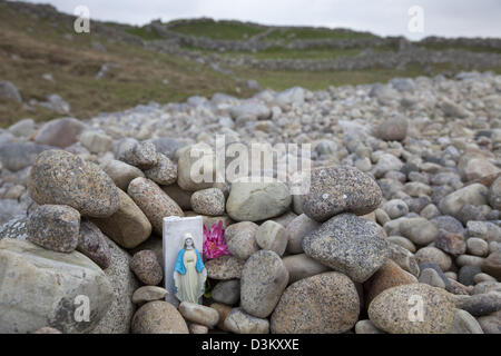 Tiny catholic shrine by the sea shore at Bloody Foreland, County Donegal, Ireland. Stock Photo