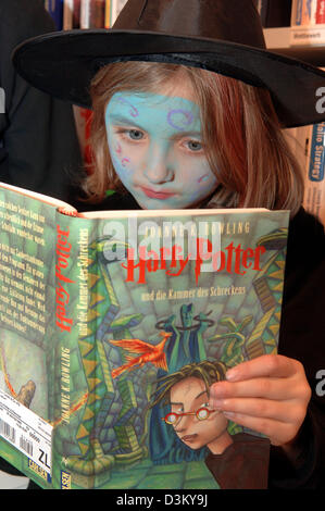 (dpa) - The seven-year-old Luzia reads in a Harry Potter book during a so-called 'Midnightparty' in a book store in Frankfurt, Germany, Friday 30 September 2005. Many book stores opened in the evening and night time to provide the new 'Harry Potter and the Half-Blood Prince' copy by British author Joanne K. Rowling for the numerous fans. There were also so-called 'Potter parties' w Stock Photo