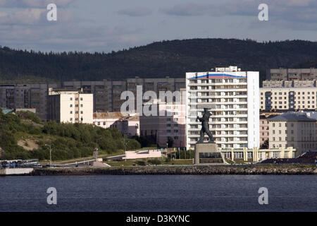 (dpa) - The picture dated 04 August 2005 shows the Russian Naval Infantry base of the Northern Fleet at the harbour of Severomorsk, Russia. Photo: Hinrich Baesemann Stock Photo