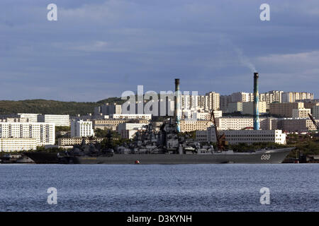 (dpa) - The picture dated 04 August 2005 shows warships of the Northern Fleet at the Russian Naval Infantry base at the harbour of Severomorsk, Russia. Photo: Hinrich Baesemann Stock Photo