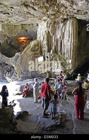 (dpa) - The picture shows tourists at the entrance of the Grotta di Nettuno cave at Cape Caccia near Alghero on Sardinia, Italy, 31 July 2005. Photo: Lars Halbauer Stock Photo