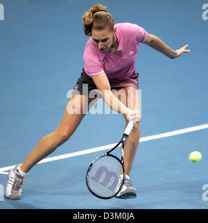 (dpa) - Former world class tennis pro German Steffi Graf tries to reach the ball during an exhibition match vs Argentinian Gabriela Sabatini at the SAP Arena in Mannheim, Germany, 15 October 2005. The former leader of the WTA world ranking list defeated her former rival 6-4; 6-2 in a highclass match. Graf and her longtime rival from Argentina faced each other 40 times on the WTA Pr Stock Photo