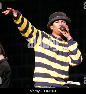 (dpa) - German singer Yavier Naidoo performs on the programme of an exhibition match of former world class German tennis pro Steffi Graf in the SAP Arena in Mannheim, Germany, 15 October 2005. The former leader in the WTA world ranking list showed a highclass match versus her longtime rival from her active time to the 8,000 spectators. The proceeds of the sport spectacle are donate Stock Photo