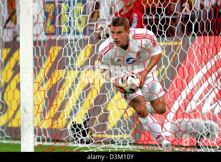 (dpa) - German international Lukas Podolski of Cologne fetches the ball after his team mate Albert Streit scored the 1-0 in the Bundesliga match 1.FC Cologne vs Hanover 96 in the RheinEnergieStadium in Cologne, Germany, Sunday 16 October 2005. Photo: Rolf Vennenbernd (Attention: New blocking period! The DFL has prohibited the publication and further utilisation of the pictures duri Stock Photo