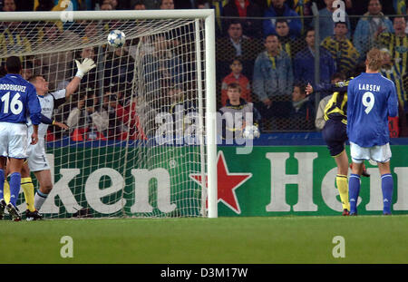 (dpa) - FC Schalke 04 players Soeren Larsen, Dario Rodriguez and goalkeeper Frank Rost (R-L) can't stop Fenerbahce Istanbul's Fabio (2nd from R) to score the 1-0 goal during the UEFA Champions League first group stage match in Istanbul, Turkey, Wednesday 19 October 2005. Only a late goal by Stephen Appiah rescued a point for Fenerbahce in a dramatic 3-3 draw with Schalke. Photo: Ac Stock Photo