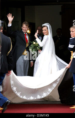 (dpa) - Aimee Sohngen (R) and Prince Floris arrive at the church before their wedding ceremony in Naarden, the Netherlands, Saturday, 22 October, 2005. Floris is the youngest son of Princess Margriet, sister of Dutch monarch Queen Beatrix. (NETHERLANDS OUT)  Photo: A.Nieboer Stock Photo