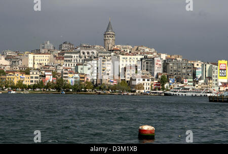 (dpa) - View from Eminonu over the Golden Horn on the quarter Beyoglu and the Galata tower in Istanbul, Turkey, 19 October 2005. Photo: Achim Scheidemann Stock Photo