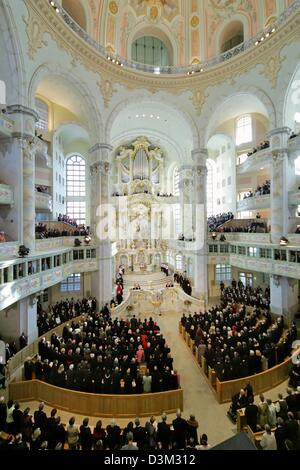 (dpa) - Interior view of the Frauenkirche cathedral, Church of Our Lady, during the re-consecration service in Dresden, Germany, 30 October 2005. The baroque church, built in the years 1726 - 1743, was destroyed at the end of the World War II. Ten years ago the reconstruction of the church started with donations from all over the world. Photo: Eckehard Schulz Stock Photo