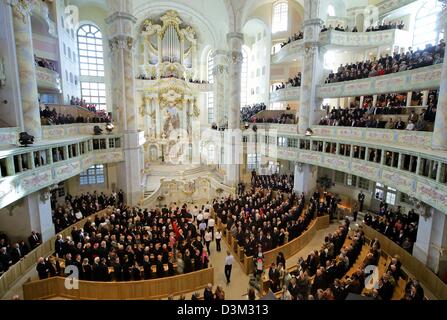 (dpa) - Interior view of the Frauenkirche cathedral, Church of Our Lady, during the re-consecration service in Dresden, Germany, 30 October 2005. The baroque church, built in the years 1726 - 1743, was destroyed at the end of the World War II. Ten years ago the reconstruction of the church started with donations from all over the world. Photo: Eckehard Schulz Stock Photo