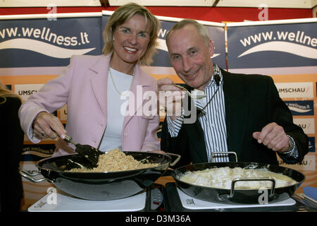 (dpa) - German author Hera Lind (L) and cook and cook book author Rainer Mintze (R) prepare a dish at the Frankfurt Book Fair in Frankfurt, Germany, 21 Octoboer 2005. Photo: Frank May Stock Photo
