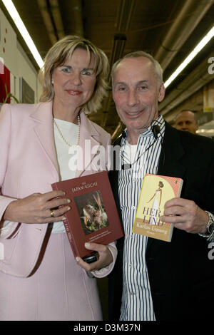 (dpa) - German author Hera Lind (L) and cook and cook book author Rainer Mintze (R) present their titles at the Frankfurt Book Fair in Frankfurt, Germany, 21 October 2005. Photo: Frank May Stock Photo