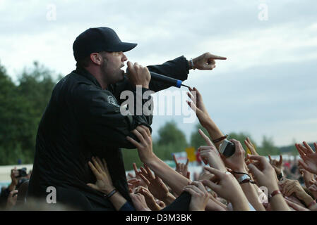 (dpa files) - Fred Durst, lead singer of the US heavy metal band Limp Bizkit, performs on stage  during a concert of the band at the Terremoto open-air music festival in Weeze 31 August 2003. Photo: Friso Gentsch Stock Photo