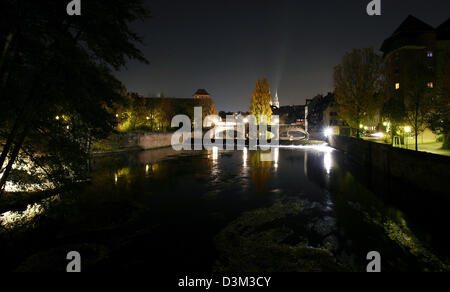 (dpa) - The picture shows the nocturnal view from the Kettensteg bridge on the Pegnitz river and the Max bridge in Nuremberg, Germany, 26 October 2005. In the center background the pinnacles of the Lorenz church can be seen. Photo: Daniel Karmann Stock Photo