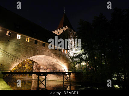 (dpa) - The picture shows the nocturnal view on a part of the Old Town wall with the Schlayer tower at the Haller gate in Nuremberg, Germany, 26 October 2005. Under it the Kettensteg bridge and the Pegnitz river can be seen. Photo: Daniel Karmann Stock Photo