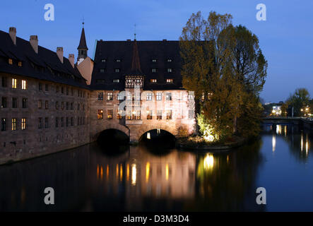 (dpa) - The picture shows the nocturnal view from the Museum bridge on the Heiliggeist hospital in Nuremberg, Germany, 26 October 2005. Photo: Daniel Karmann Stock Photo