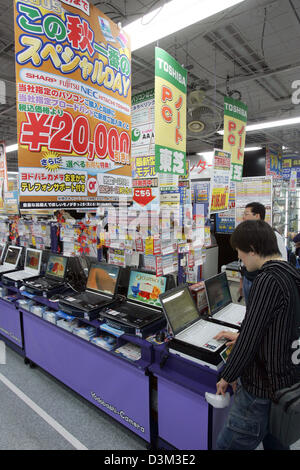 (dpa files) - Customers examine and read up on notebooks at the Yodobashi, a huge four-storey high department store for electronic goods, camera accessories and computers in the Shinjuku district of Tokyo, Japan, 10 October 2005. Photo: Gero Breloer Stock Photo